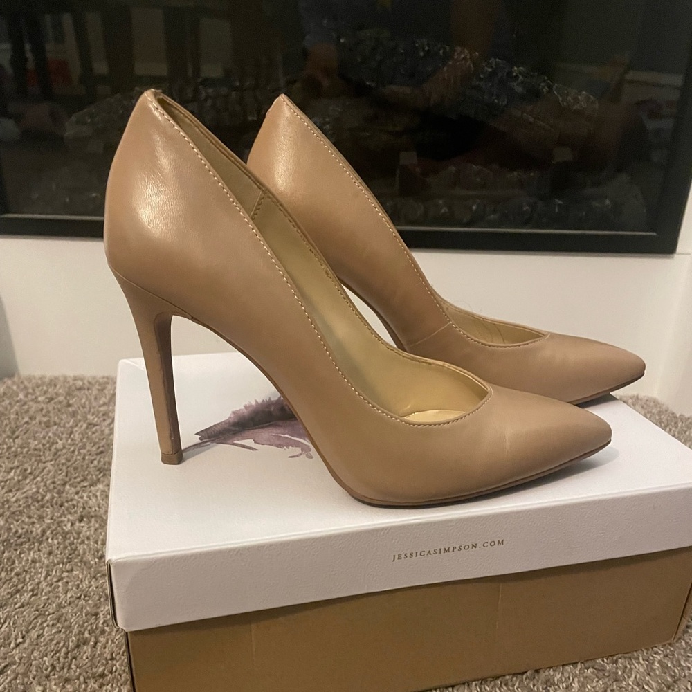 Size 6 nude Jessica Simpson heels